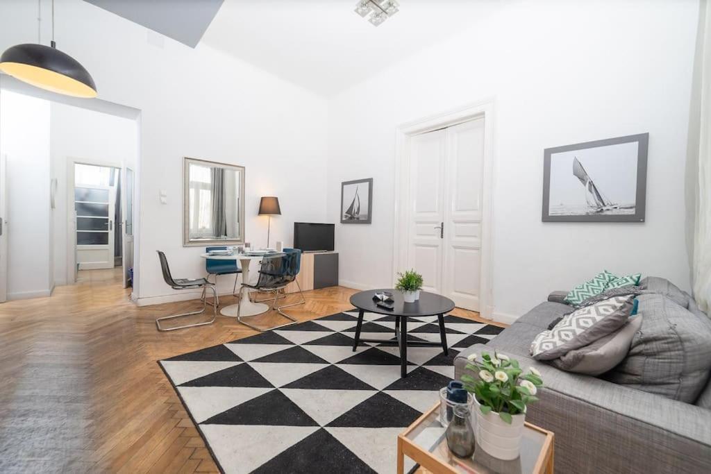 Apartment Cityscape Budget Mosonyi