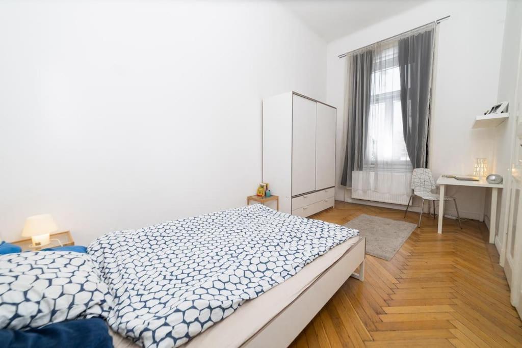 Apartment Cityscape Budget Mosonyi